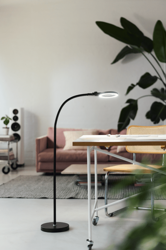 Halo Design Magni Charge Superflex Golvlupp med ljus och förstoring
