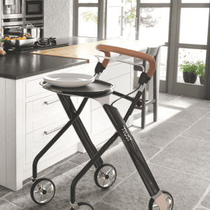 Let’s Dream indendørsrollator fra TrustCare med bakke – nem at manøvrere i køkken og hjem