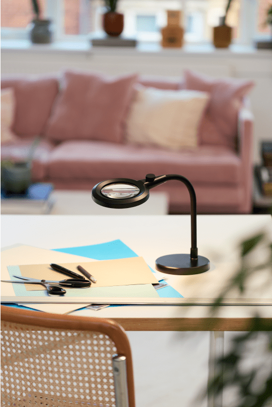 Halo Design Magni Charge Superflex Bordslupp i vardagsrumsmiljö