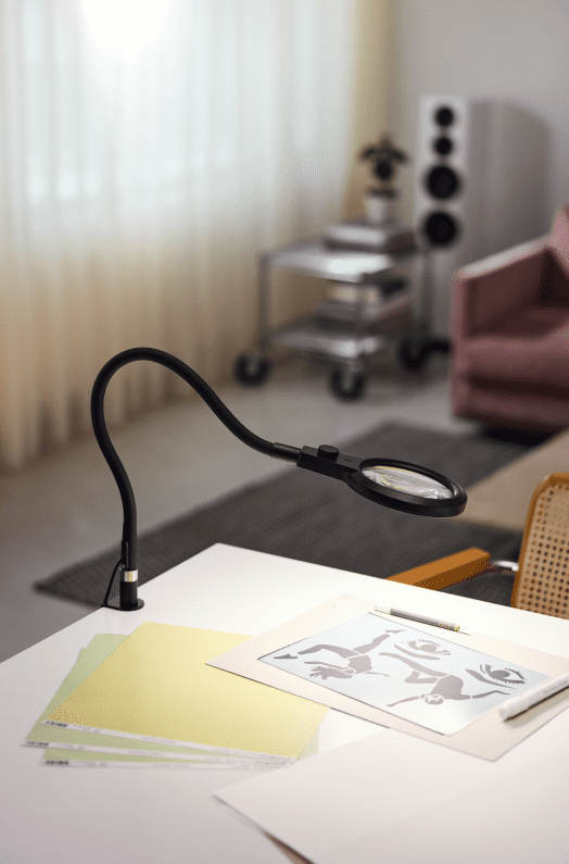 Halo Design Magni Superflex LED Bordslupp på vardagsrumsbord