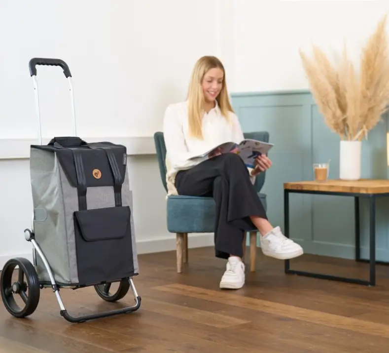 Royal Shopper shoppingtrolley i vardagsrum – stora hjul och praktisk väska