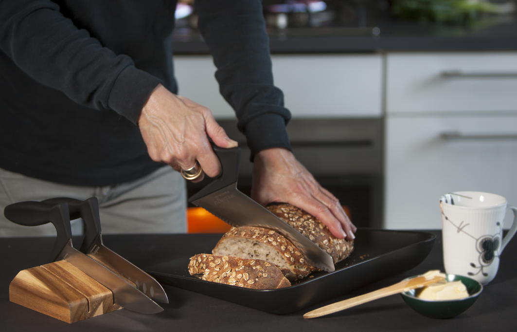 Ergonomisk vinkelkniv från Webequ skär bröd – kniv med vinkelhandtag för gikt och svaga händer